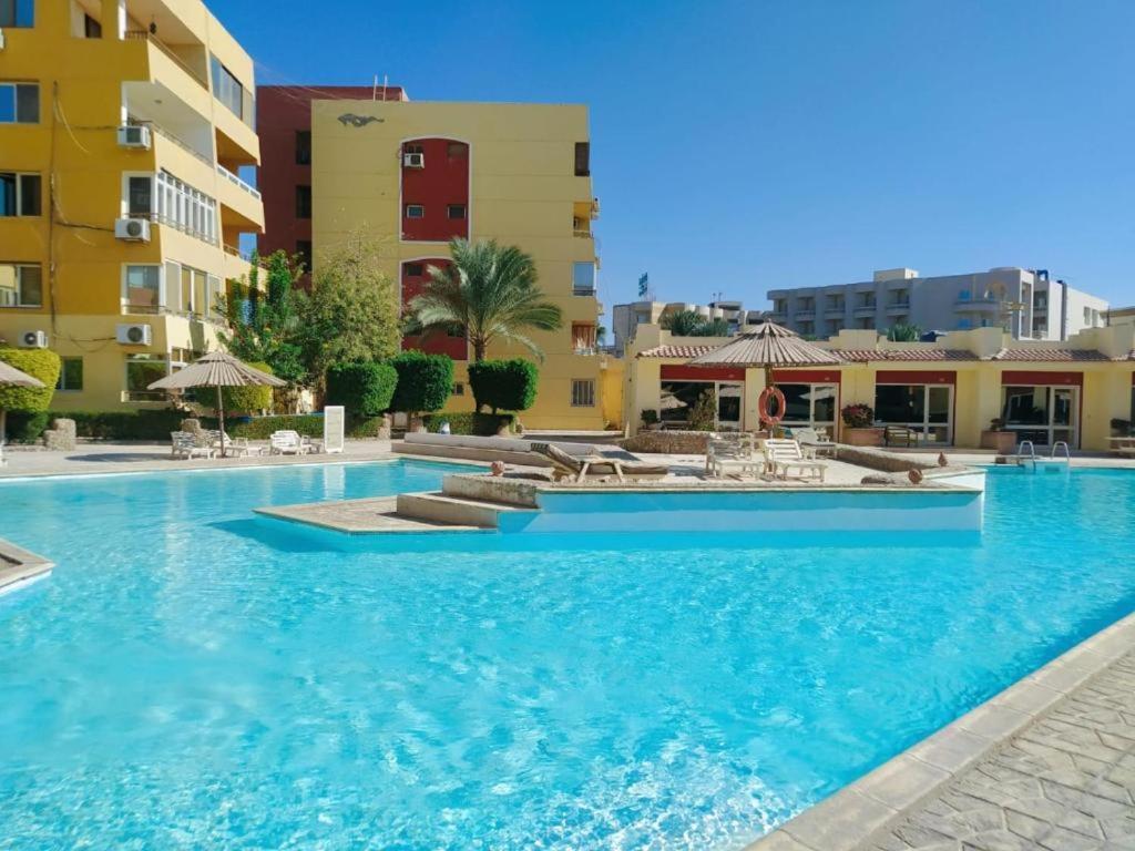 Apartment With Swimming Pool